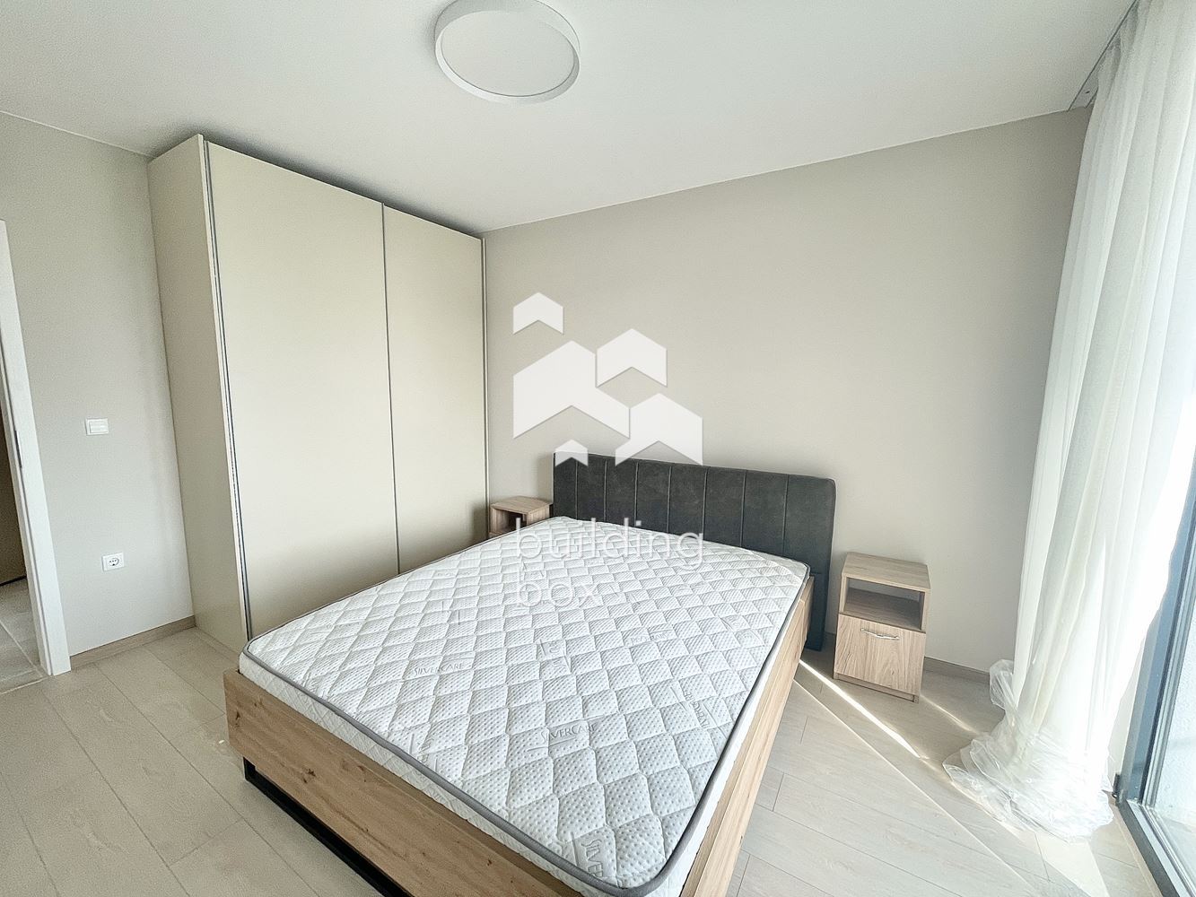 НОВ напълно обзаведен двустаен апартамент с ПАРКОМЯСТО в кв. Бриз - 0