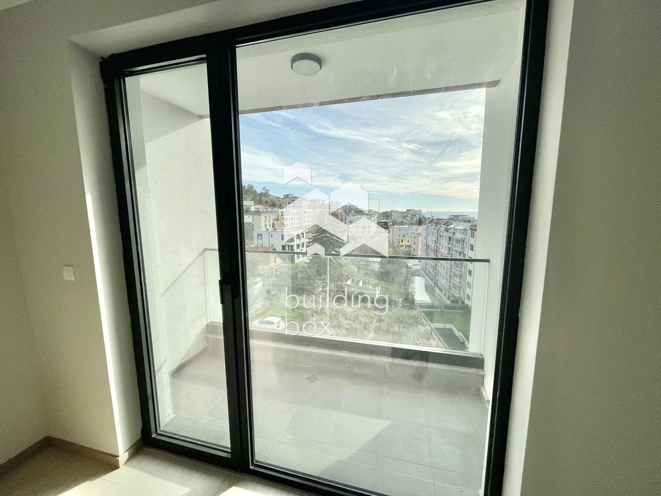 НОВ напълно обзаведен двустаен апартамент с ПАРКОМЯСТО в кв. Бриз - 0