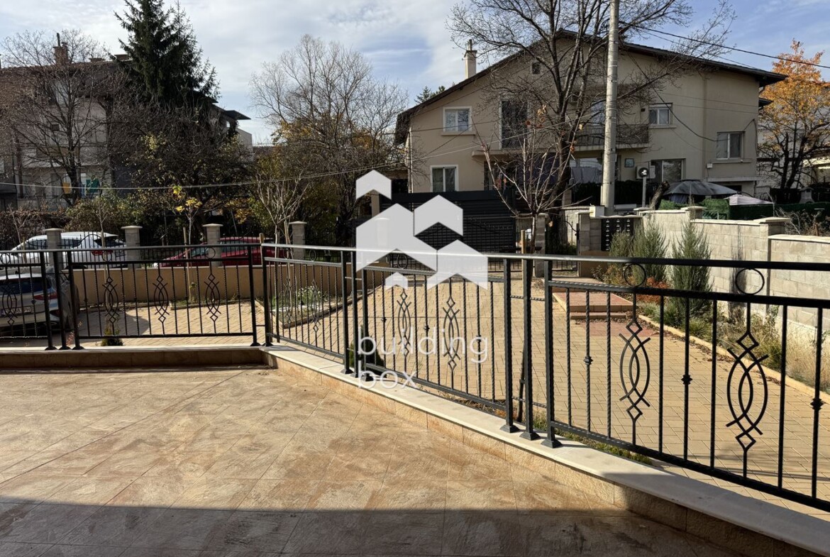 Тристаен апартамент с голяма тераса - 0