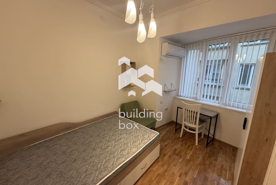 Тристаен апартамент в сърцето на центъра на София - 0