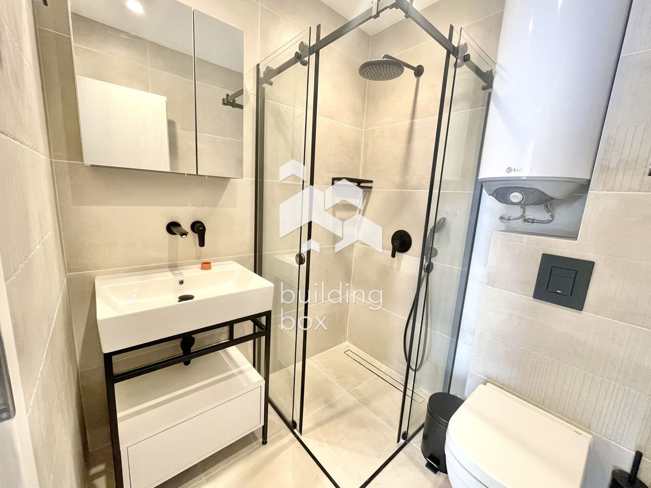 НОВ напълно обзаведен двустаен апартамент с ПАРКОМЯСТО в кв. Бриз - 0