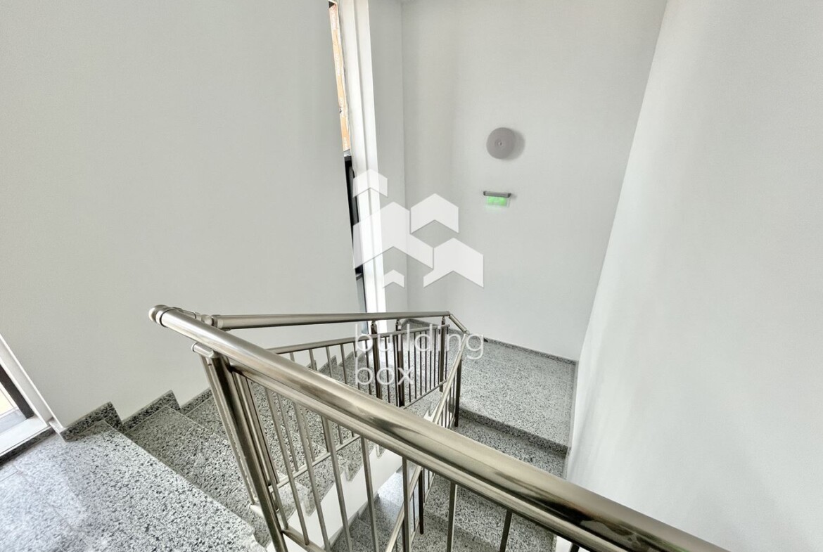 НОВ напълно обзаведен двустаен апартамент с ПАРКОМЯСТО в кв. Бриз - 0