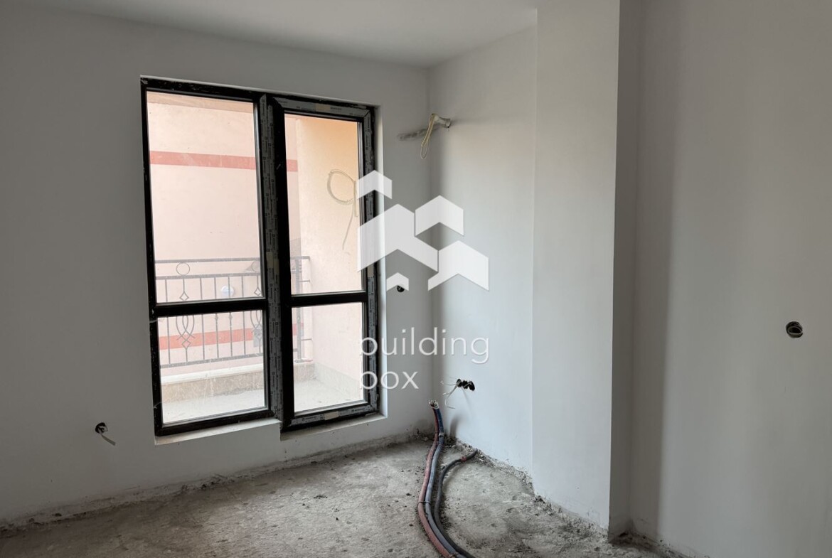 Тристаен апартамент с голяма тераса - 0