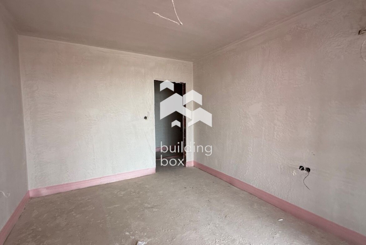 Тристаен апартамент с двор - 0