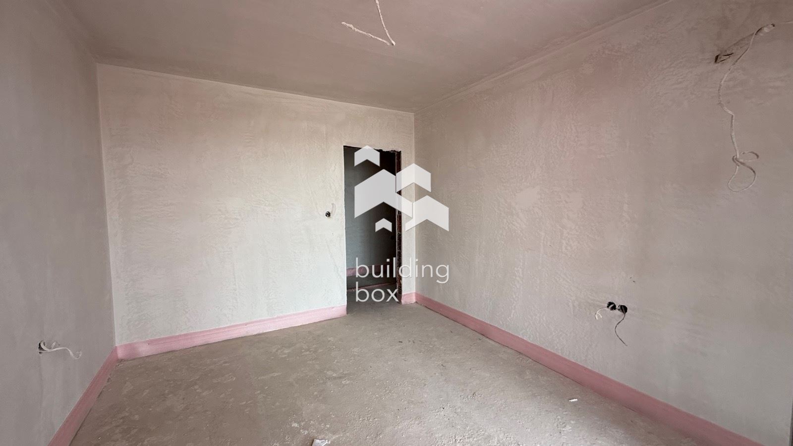 Тристаен апартамент с двор - 0