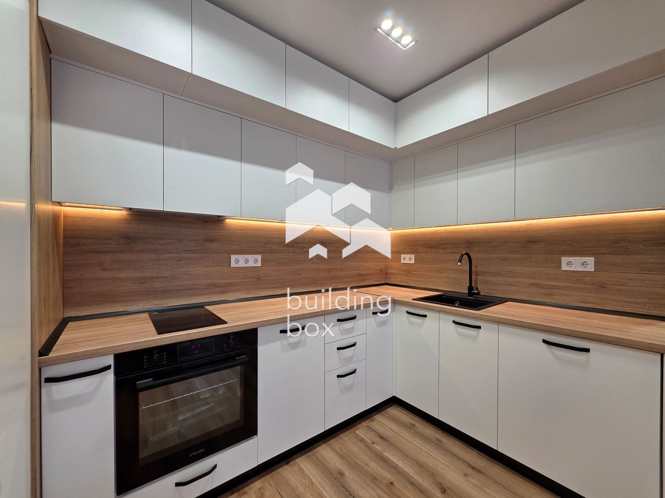 Модерно обзаведен и простовен двустаен апартамент в кв. Витоша - 0