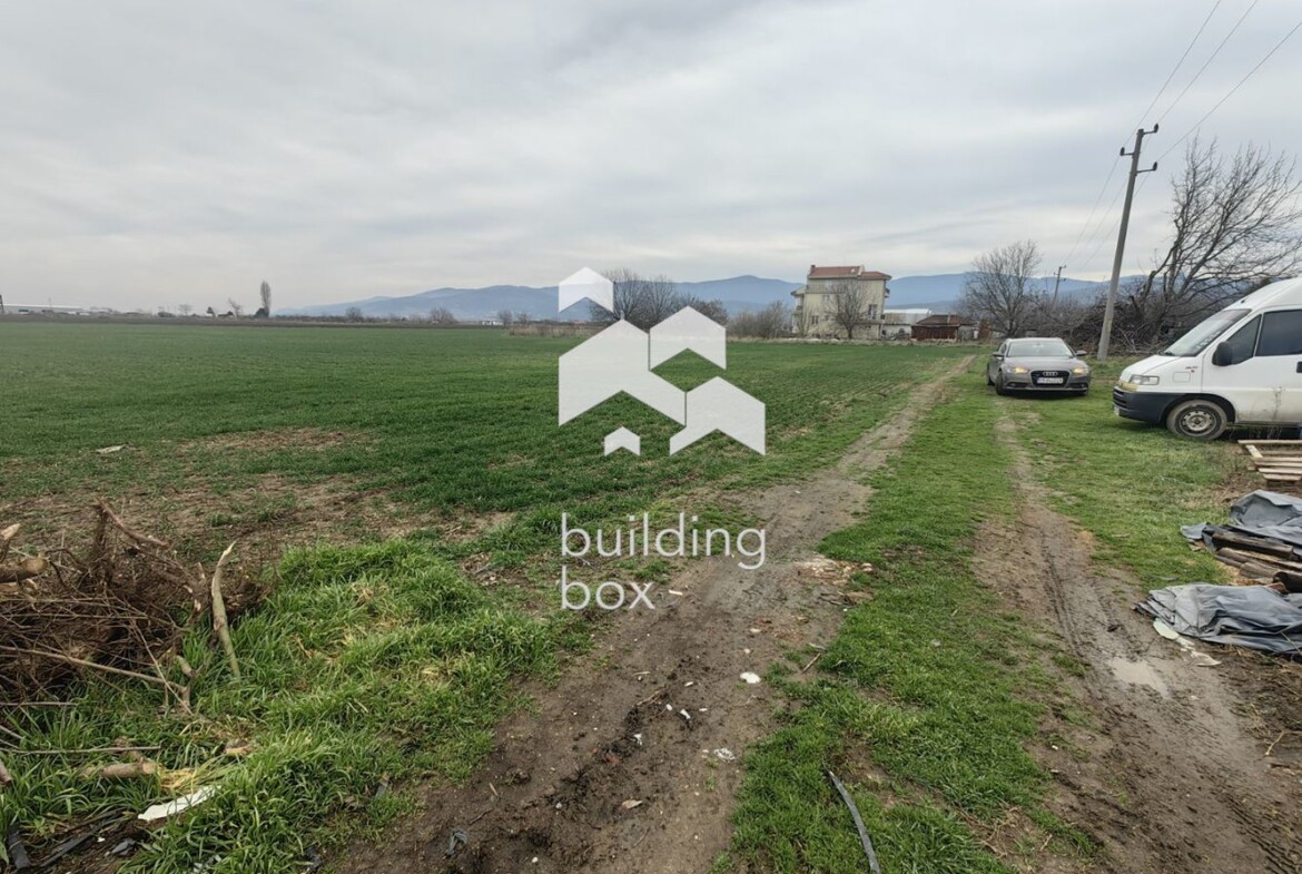 Земеделска земя до къщи в началото на с. Златитрап - 0