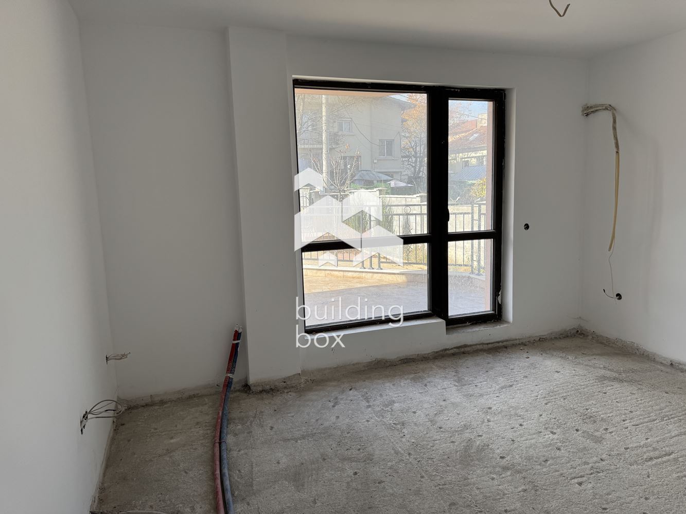 Тристаен апартамент с голяма тераса - 0