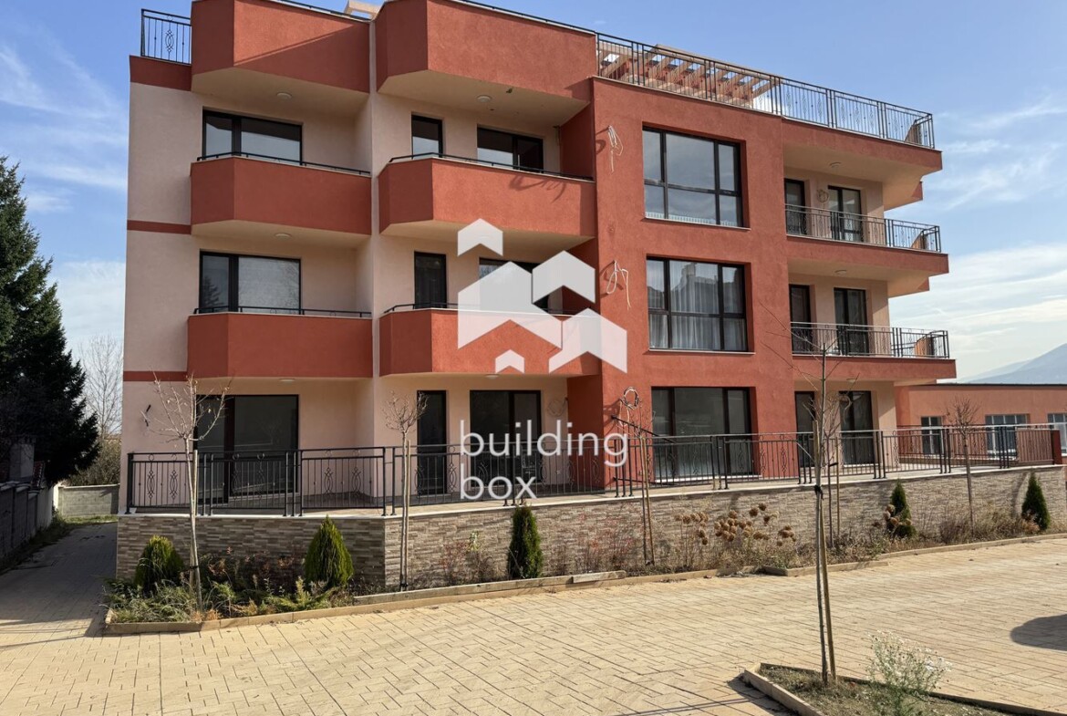 Тристаен апартамент с голяма тераса - 0