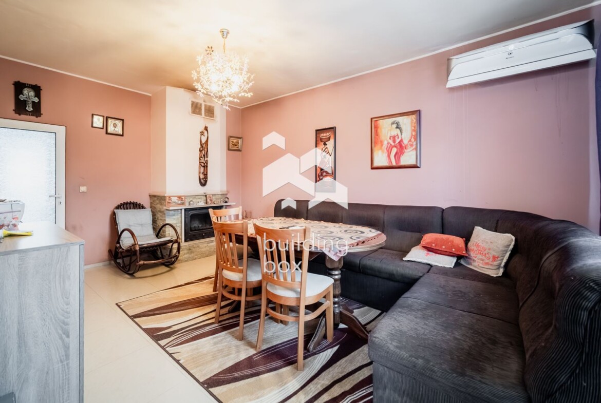 Просторен ТРИСТАЕН апартамент - 0