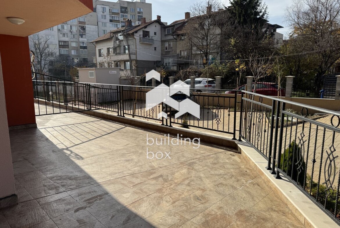 Тристаен апартамент с голяма тераса - 0