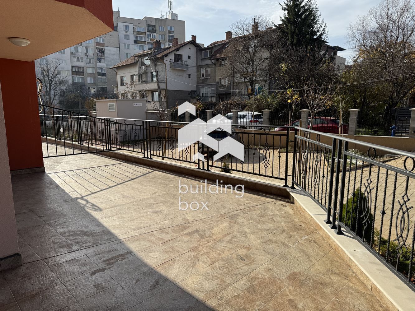 Тристаен апартамент с голяма тераса - 0