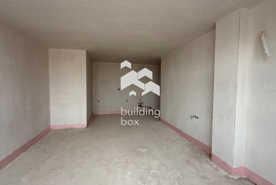 Тристаен апартамент с двор - 0