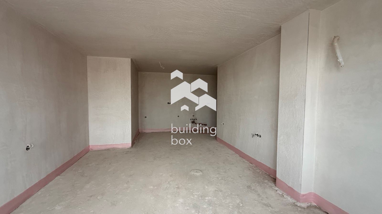 Тристаен апартамент с двор