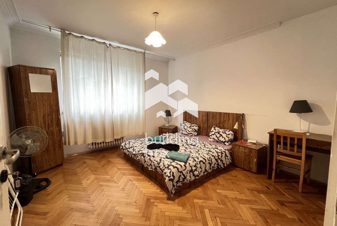 Тристаен апартамент до църквата „Св. Неделя“ - 0