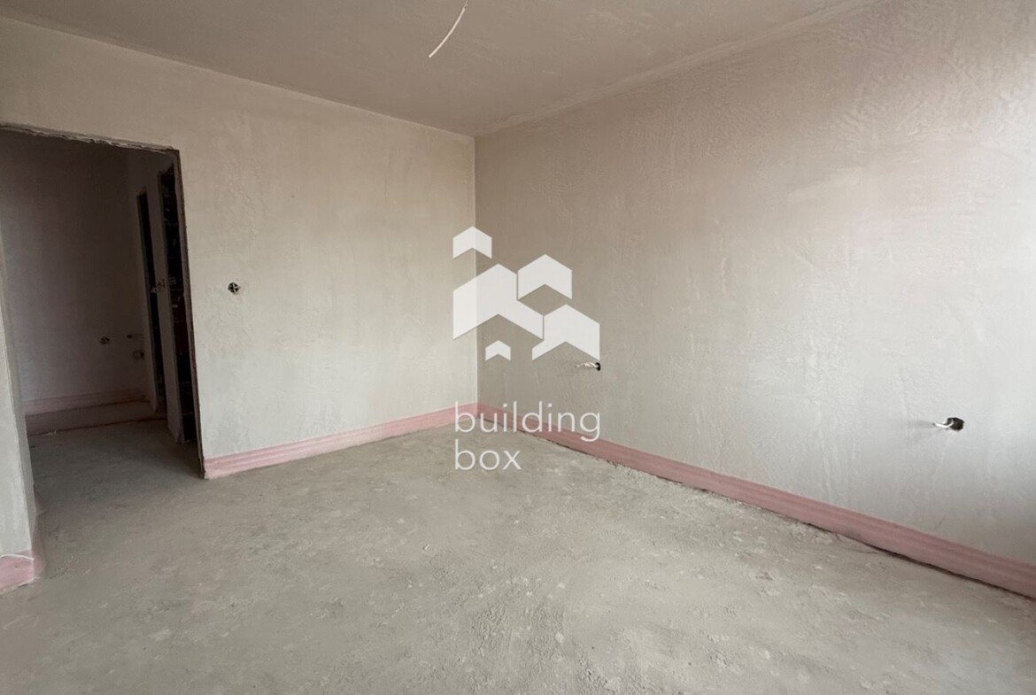 Тристаен апартамент с двор - 0