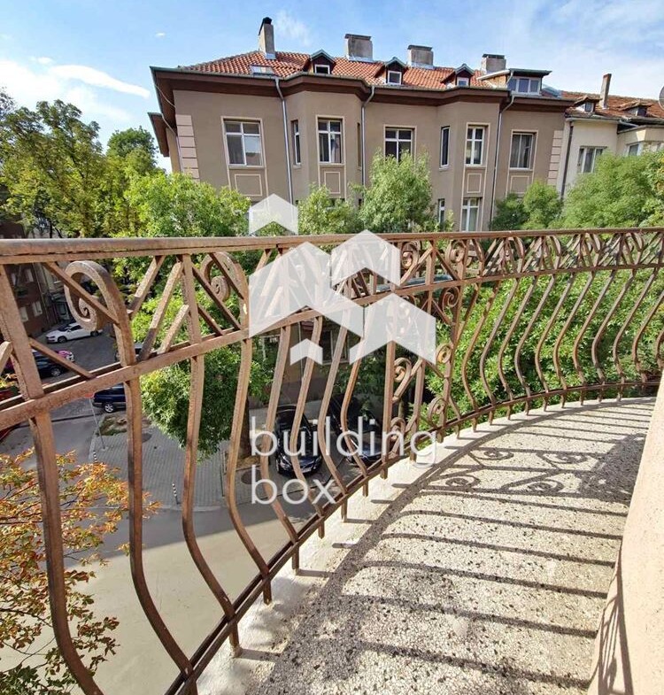 Тристаен апартамент на ул. "Любен Каравелов" - 0