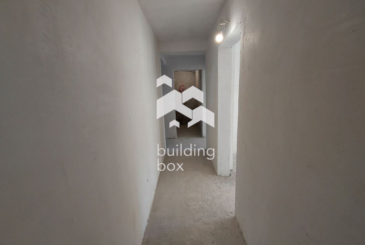 Продава четиристаен апартамент - 0