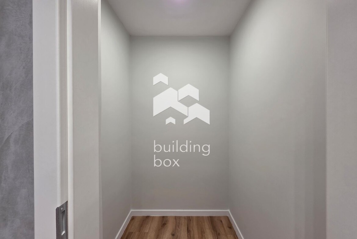 Модерно обзаведен и простовен двустаен апартамент в кв. Витоша - 0