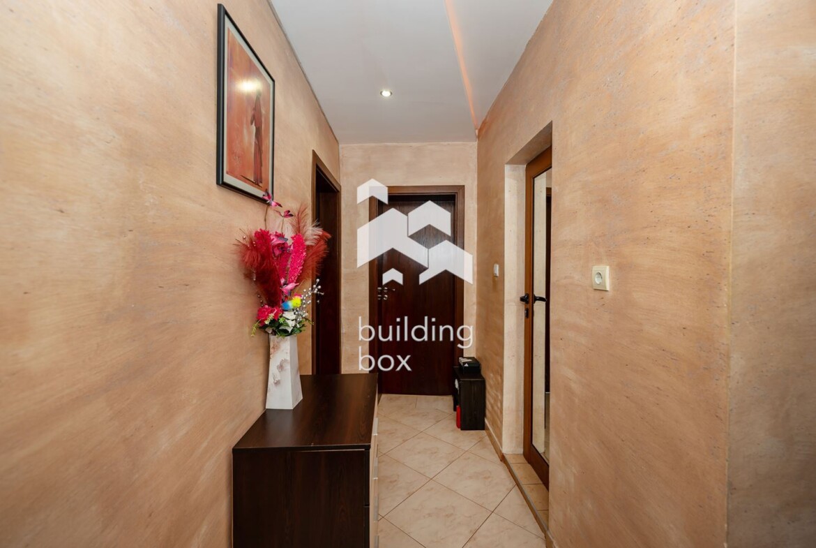 Тристаен апартамент с гараж - 0