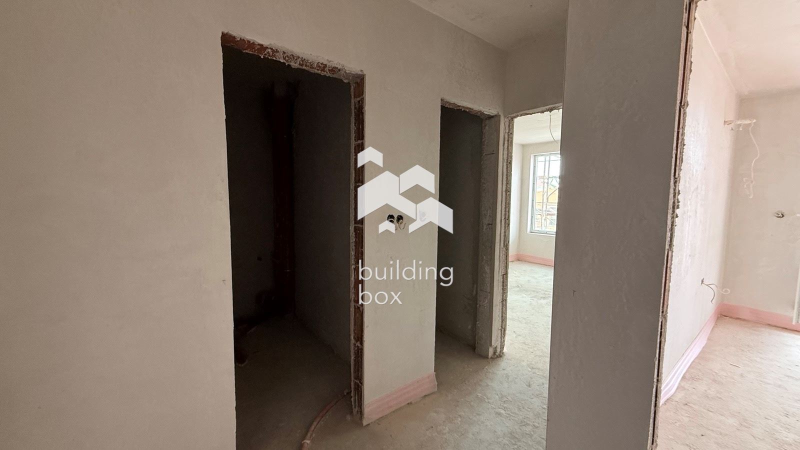 Тристаен апартамент с двор - 0