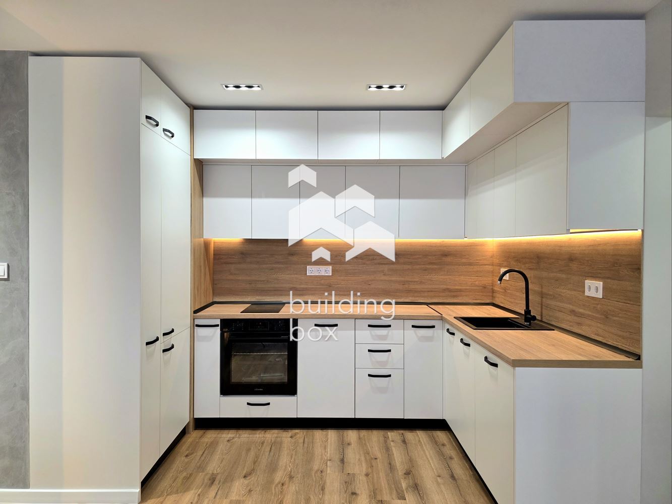 Модерно обзаведен и простовен двустаен апартамент в кв. Витоша - 0