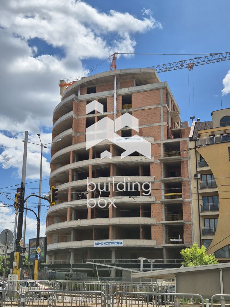 Тристаен апартамент в сграда "Casa Madrid" - район Оборище - 0