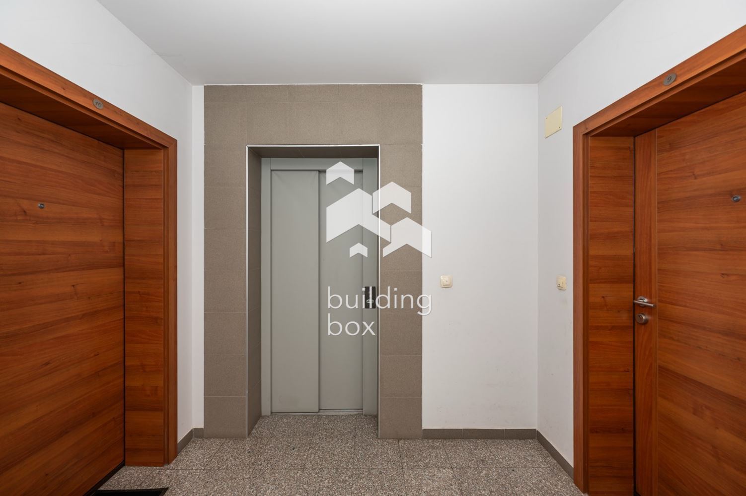 Тристаен обзаведен апартамент с акт 16 - 0