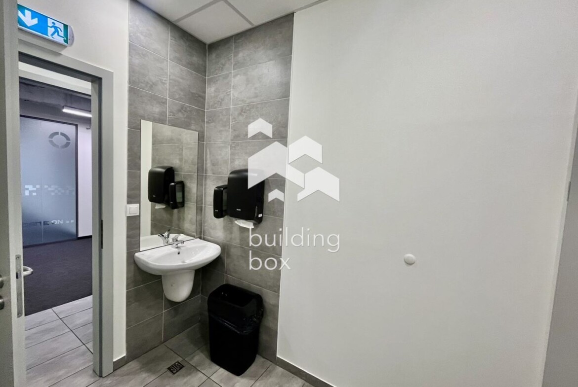 Офис в офис сграда клас "А" на топ локация - 0