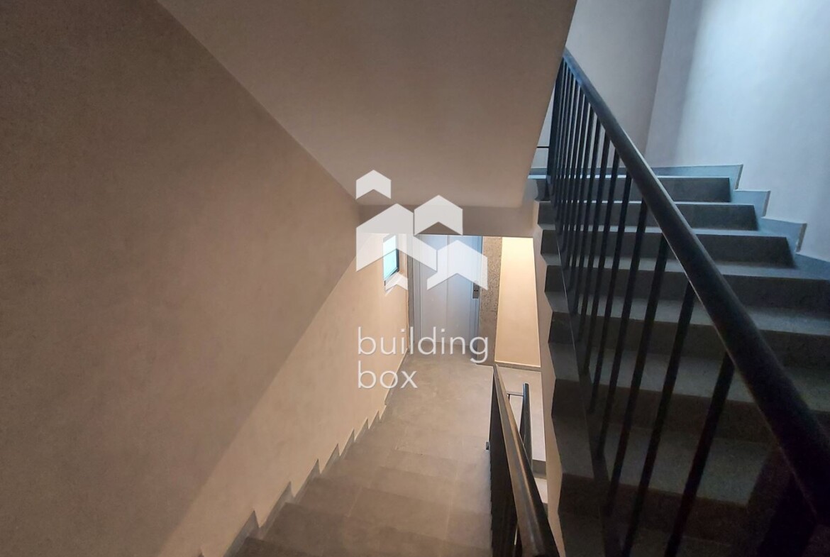 Продава четиристаен апартамент - 0