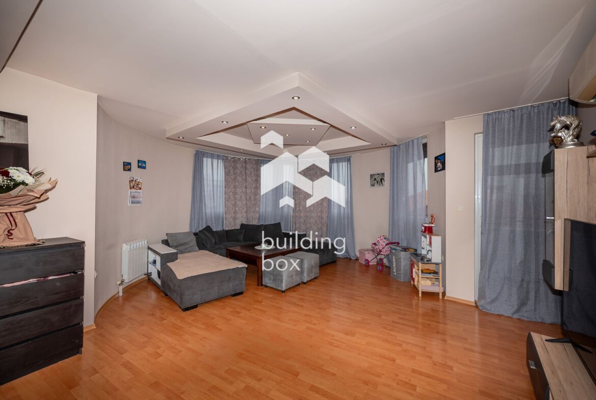 Тристаен апартамент с гараж - 0