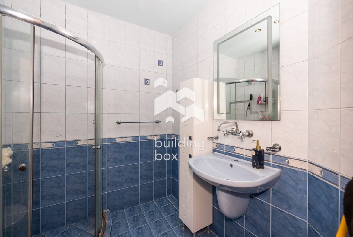 Тристаен апартамент с гараж - 0