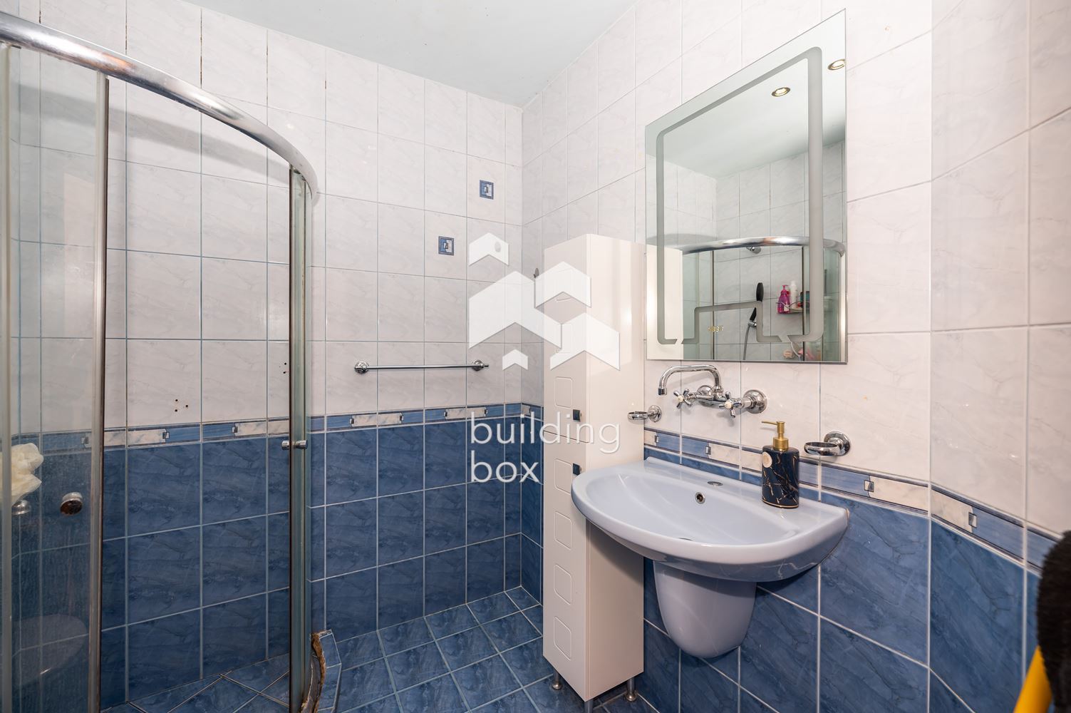 Тристаен апартамент с гараж - 0