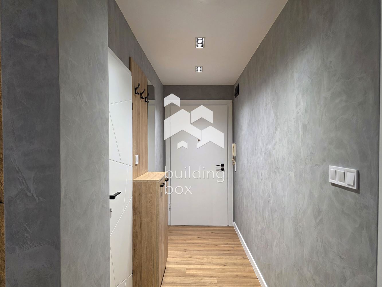 Модерно обзаведен и простовен двустаен апартамент в кв. Витоша - 0