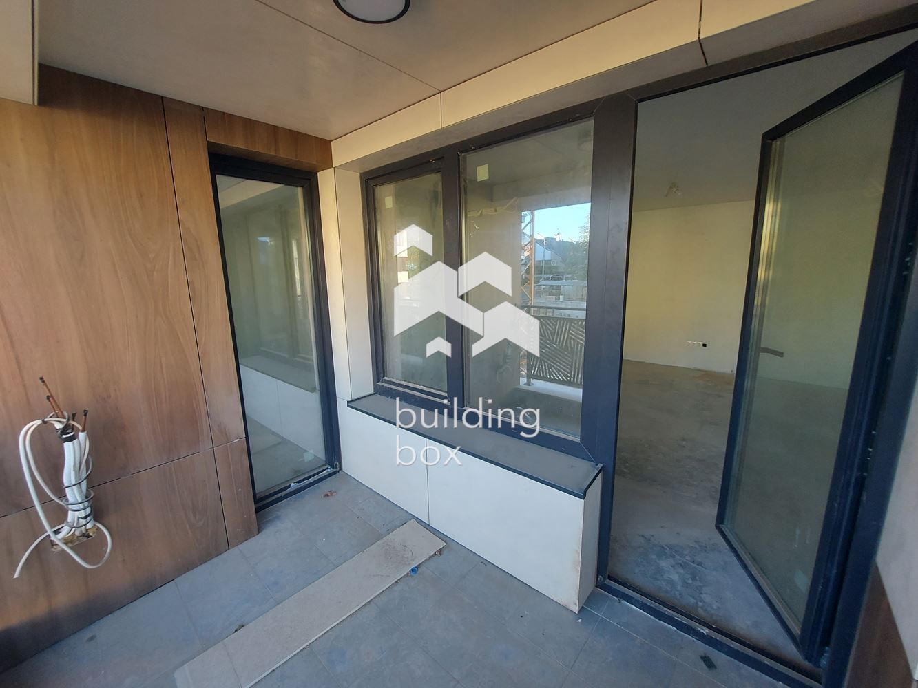 Продава четиристаен апартамент - 0