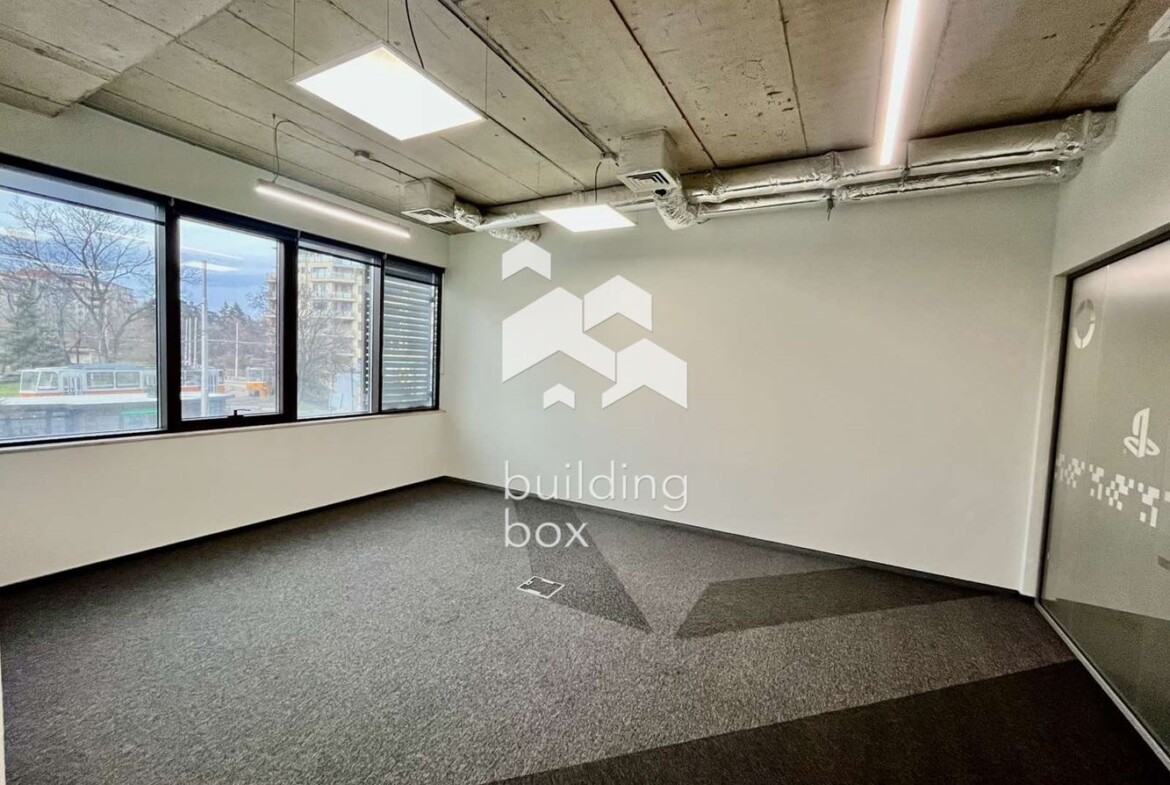 Офис в офис сграда клас "А" на топ локация - 0