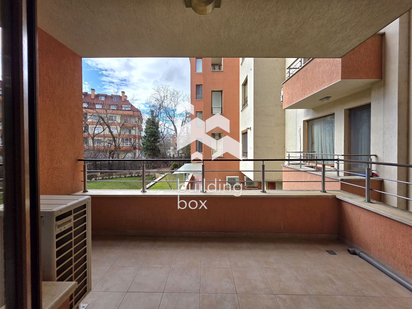 Модерно обзаведен и простовен двустаен апартамент в кв. Витоша - 0