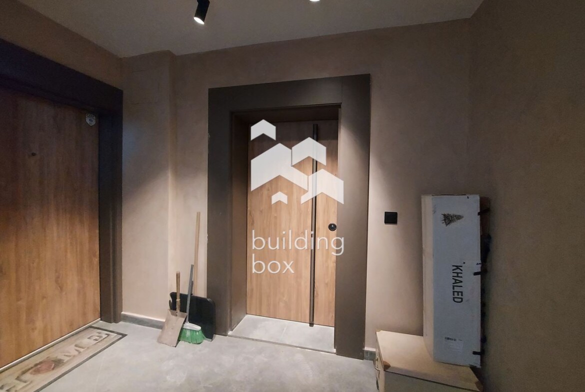 Продава четиристаен апартамент - 0