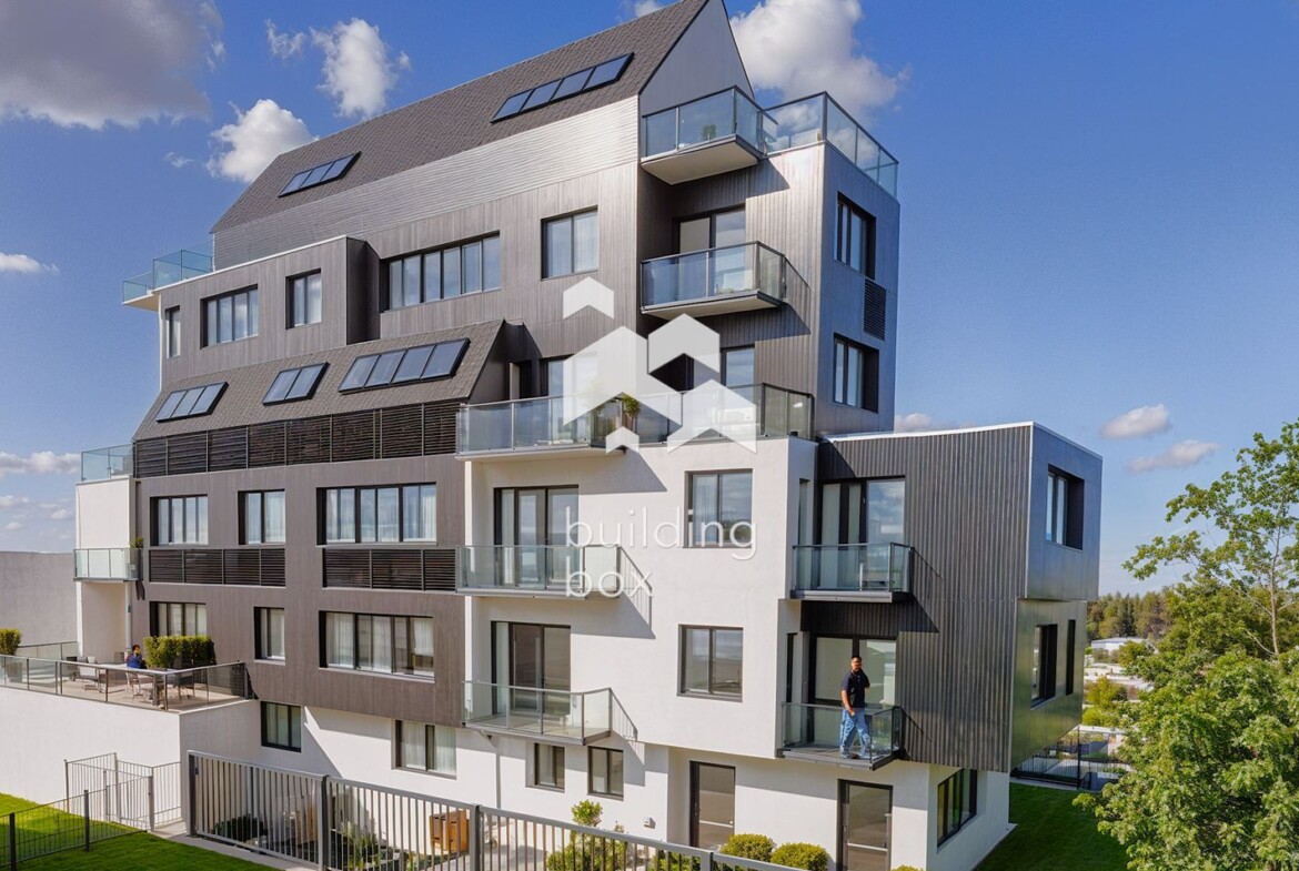 Тристаен апартамент – само на 10 минути от центъра - 0