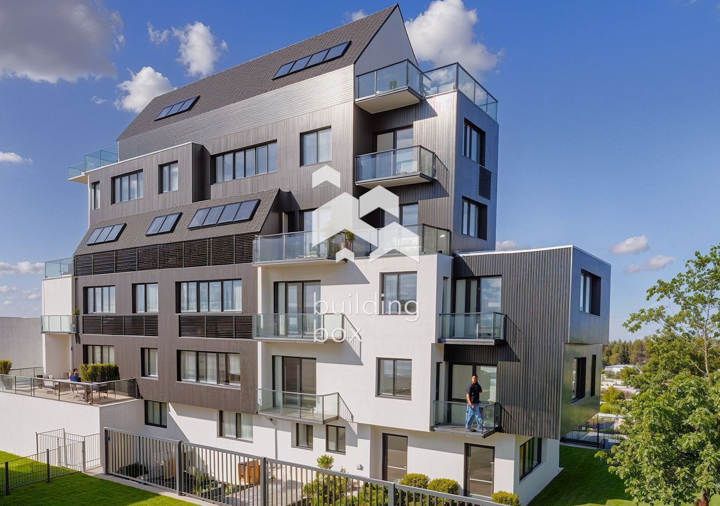 Тристаен апартамент – само на 10 минути от центъра - 0