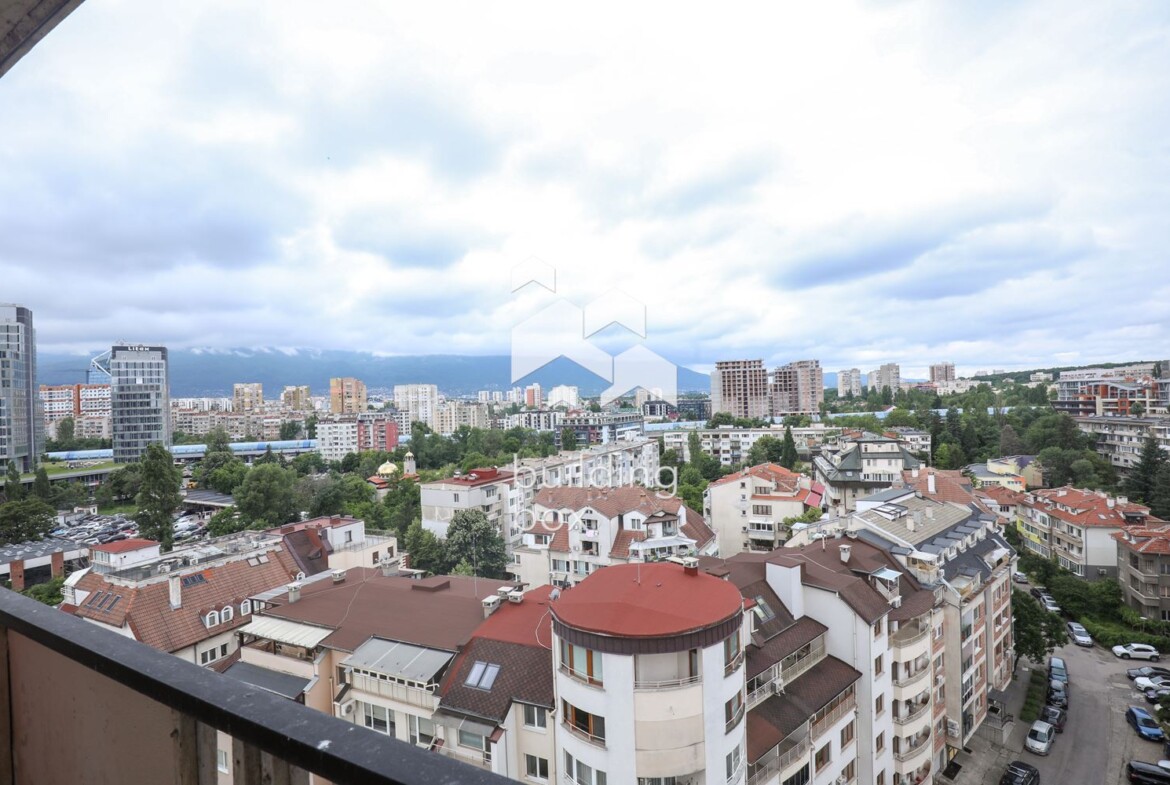 Тристаен апартамент - ж.к. Изток - 0