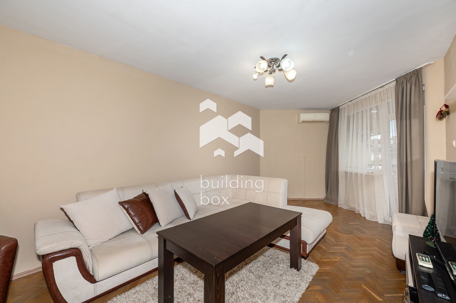 Апартамент с три отделни помещения срещу Съдебната палата