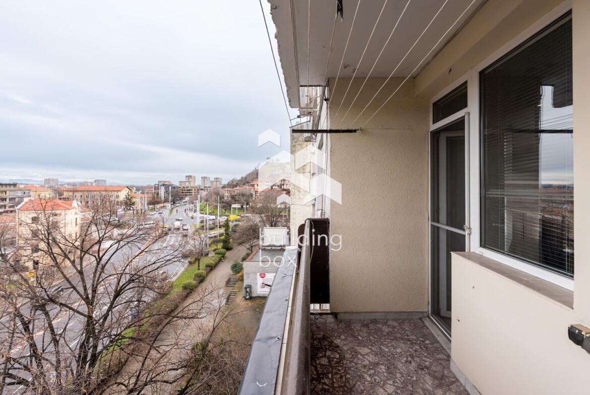 Апартамент с три отделни помещения срещу Съдебната палата - 0