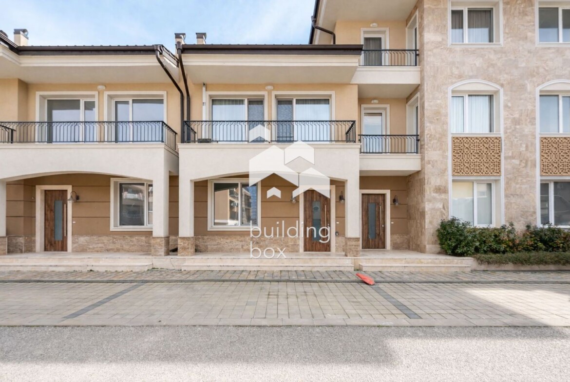 Триетажна луксозна къща в град Пловдив, кв. Остромила - 0