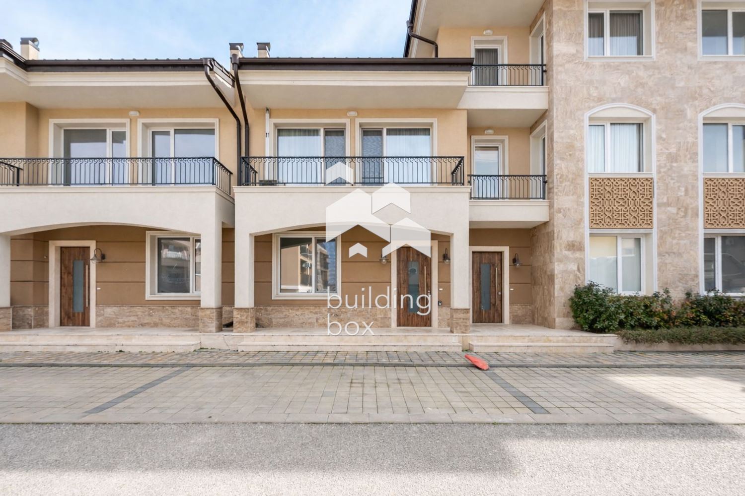 Триетажна луксозна къща в град Пловдив, кв. Остромила - 0