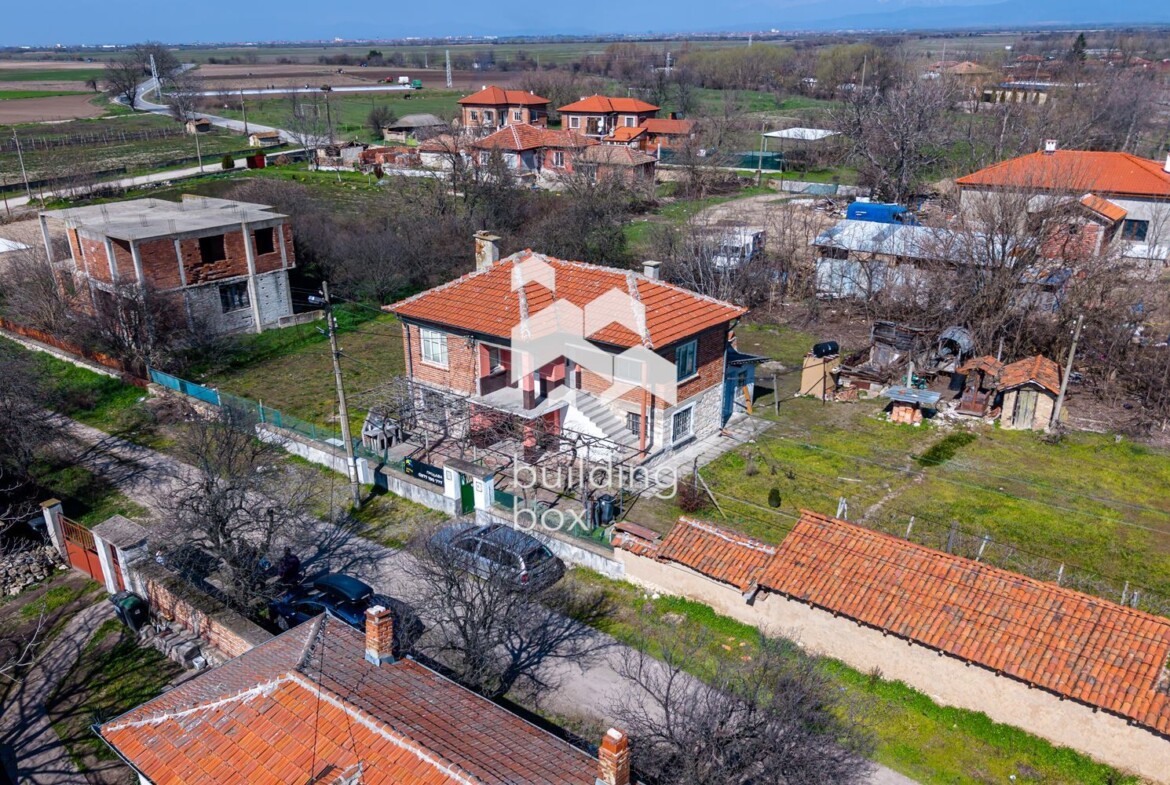 Фамилна къща с двор в с. Шишманци - 0