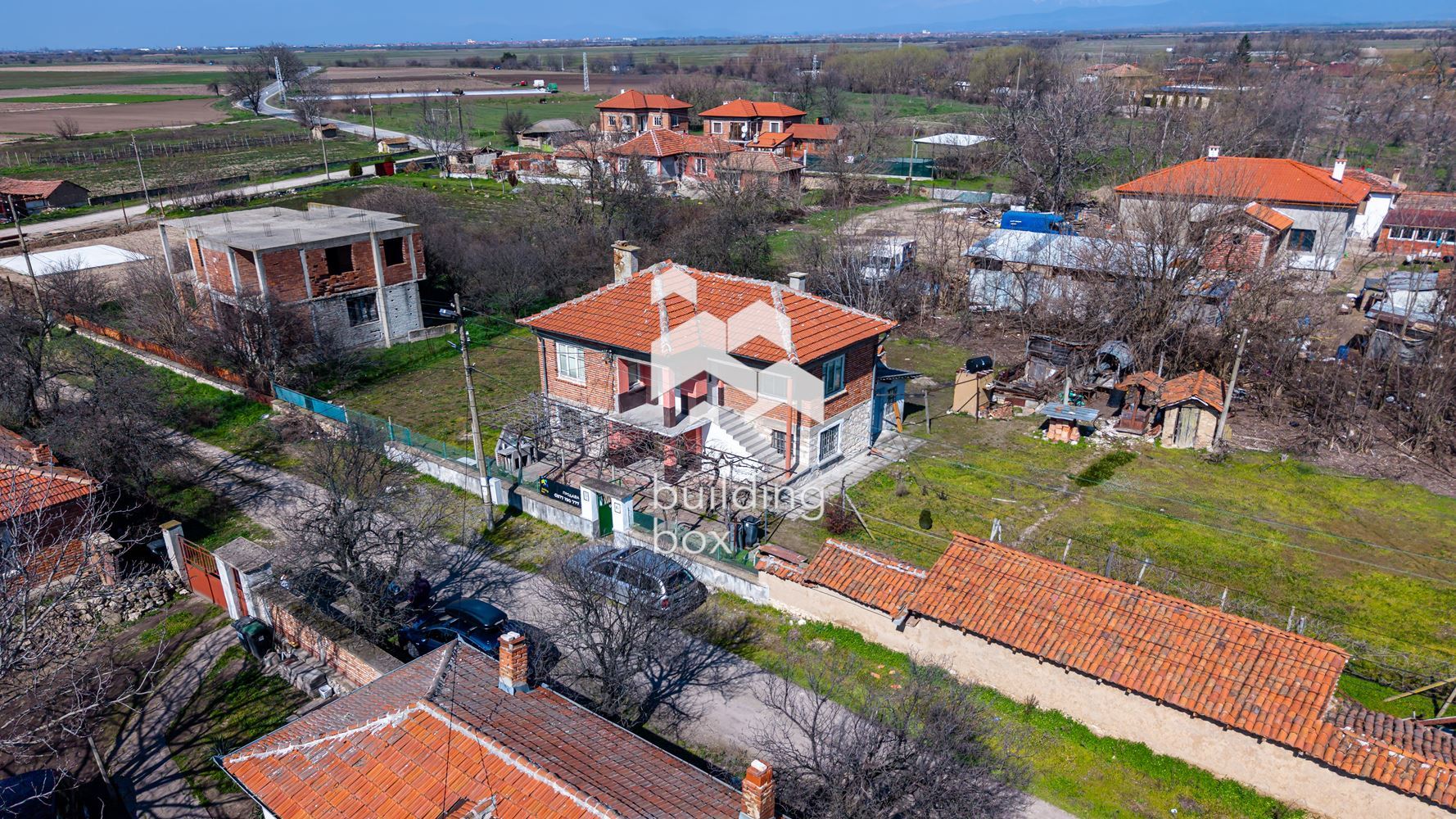 Фамилна къща с двор в с. Шишманци