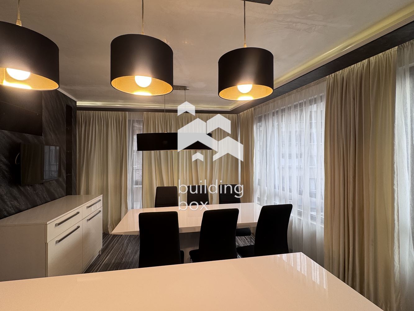 Тристаен луксозно обзаведен апартамент под наем - 0