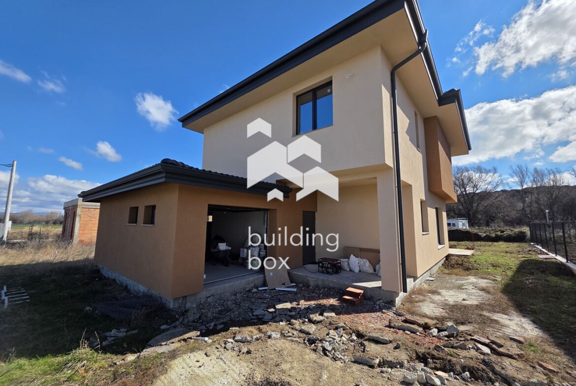 Качество! Простор с двор 600 кв.м.! Еднофамилна къща с Акт 16! - 0