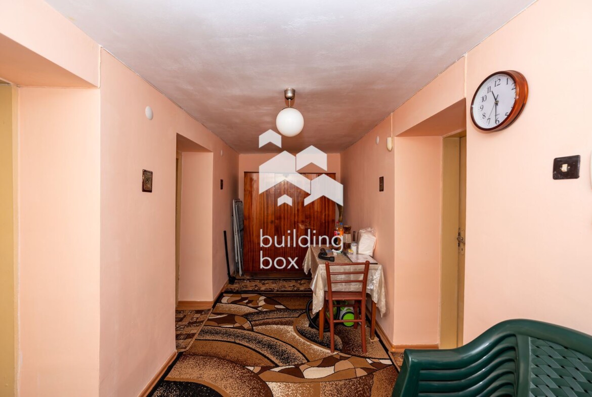 Фамилна къща с двор в с. Шишманци - 0